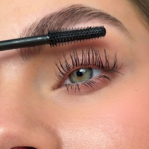 Bio Lash & Cosmetics: vrouw brengt mascara aan op haar wimpers
